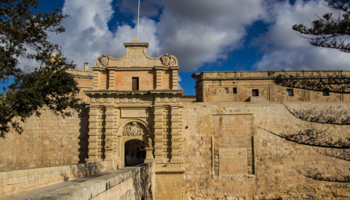 Historisches Stadttor von Mdina in Malta mit barocker Steinfassade